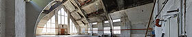 Panoramaaufnahme einer leeren Industriehalle